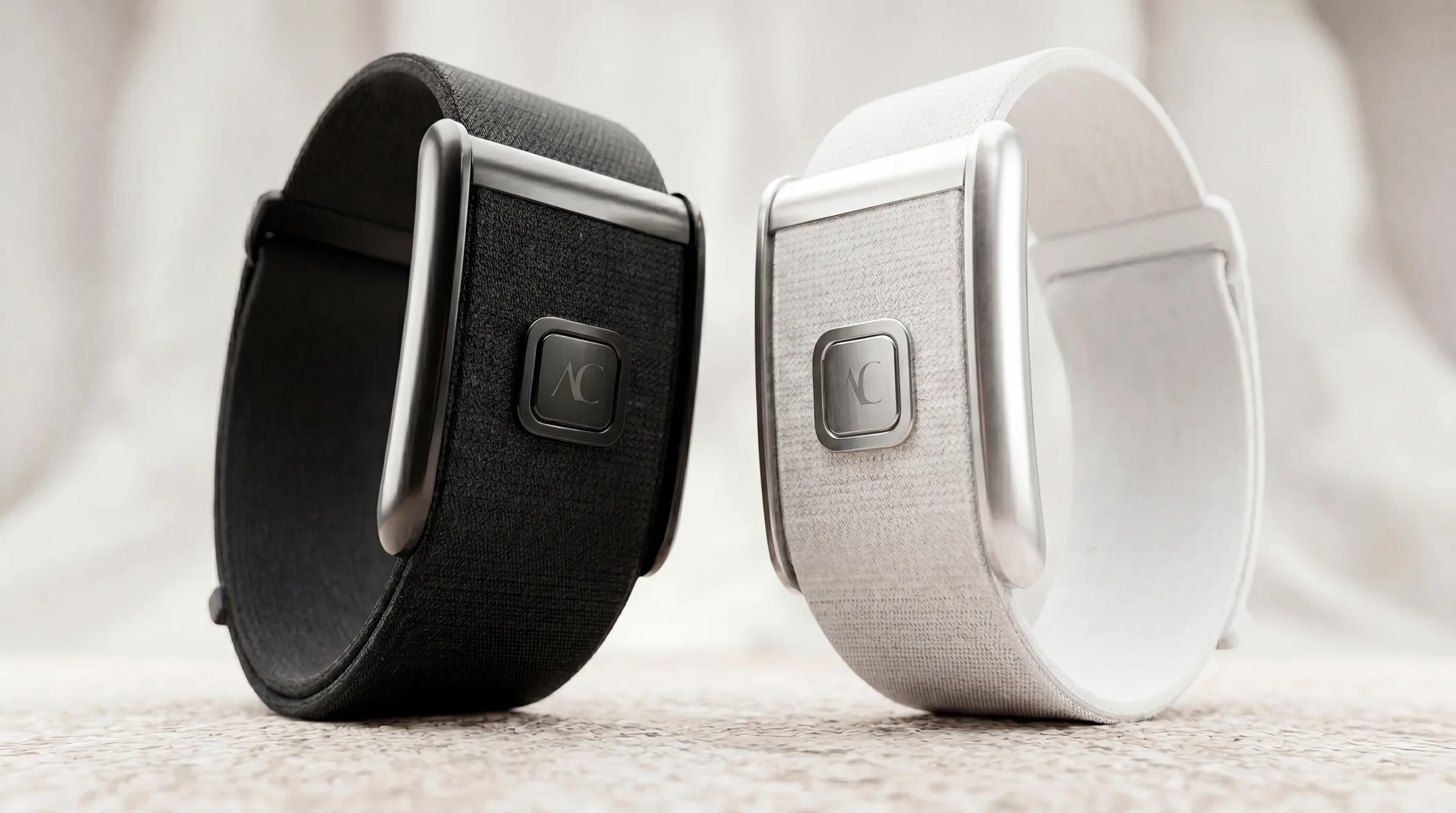 AverFit Band in black and white
